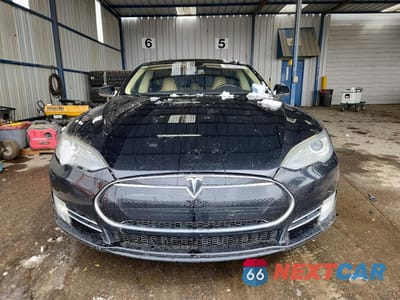 Piąte zdjęcie samochodu w środku: 2013 TESLA MODEL S VIN:5YJSA1CNXDFP21629 - miniatura