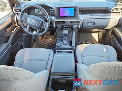 Zdjęcie 8 z 11 samochodu: 2025 TOYOTA TACOMA SR5 VIN:3TMLB5JN2SM191841 - miniatura