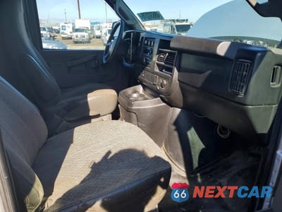 Zdjęcie 8 z 12 samochodu: 2017 GMC SAVANA G2500 UTILITY / SERVICE VAN VIN:1GTW7BFG8H1105395 - miniatura