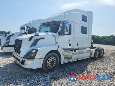 Drugie zdjęcie samochodu z przodu: 2018 VOLVO VNL SEMI TRUCK VIN:4V4NC9EH4JN984195 - miniatura