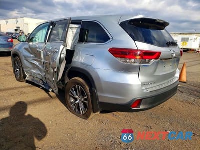 Drugie zdjęcie samochodu z przodu: 2018 TOYOTA HIGHLANDER LE PLUS VIN:5TDBZRFH7JS870472 - miniatura