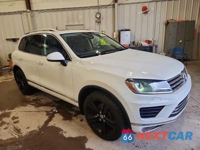 Czwarte zdjęcie samochodu z boku: 2017 VOLKSWAGEN TOUAREG EXECUTIVE VIN:WVGGF7BP0HD002279 - miniatura