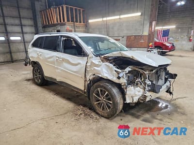 Czwarte zdjęcie samochodu z boku: 2019 TOYOTA HIGHLANDER XLE VIN:5TDJZRFH9KS578433 - miniatura