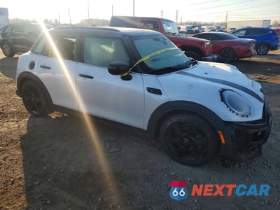 Czwarte zdjęcie samochodu z boku: 2024 MINI COOPER S VIN:WMW53DK05R2U64241 - miniatura