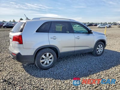 Trzecie zdjęcie samochodu z tyłu: 2013 KIA SORENTO LX VIN:5XYKTDA29DG411842 - miniatura