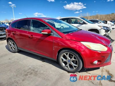Czwarte zdjęcie samochodu z boku: 2013 FORD FOCUS SE VIN:1FADP3K21DL226698 - miniatura