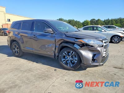 Czwarte zdjęcie samochodu z boku: 2019 TOYOTA HIGHLANDER LE PLUS VIN:5TDZZRFH8KS326238 - miniatura