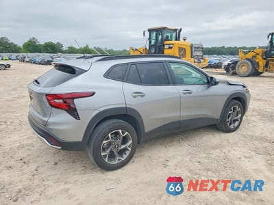 Trzecie zdjęcie samochodu z tyłu: 2024 CHEVROLET TRAX 1LT VIN:KL77LHE21RC213465 - miniatura