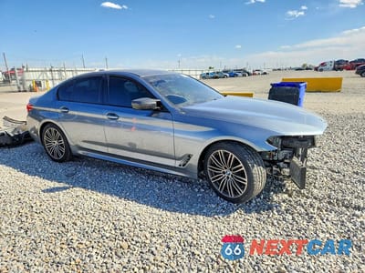 Czwarte zdjęcie samochodu z boku: 2020 BMW M550XI VIN:WBAJS7C0XLCD19024 - miniatura