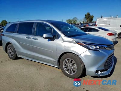 Czwarte zdjęcie samochodu z boku: 2021 TOYOTA SIENNA XLE 8-PASSENGER VIN:5TDYRKEC2MS029736 - miniatura