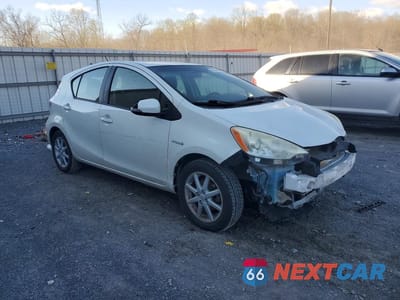 Czwarte zdjęcie samochodu z boku: 2012 TOYOTA PRIUS C THREE VIN:JTDKDTB33C1511075 - miniatura