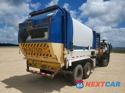 Czwarte zdjęcie samochodu z boku: 2018 MACK REFUSE TRUCK VIN:1M2LR06CXJM003286 - miniatura