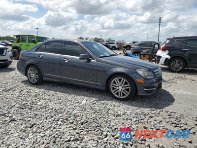 Czwarte zdjęcie samochodu z boku: 2013 MERCEDES-BENZ C 250 VIN:WDDGF4HB1DR245097 - miniatura