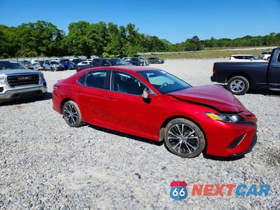 Czwarte zdjęcie samochodu z boku: 2020 TOYOTA CAMRY SE VIN:4T1G11AK0LU372111 - miniatura