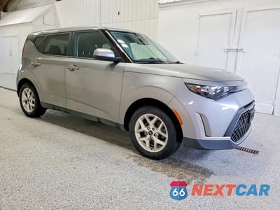 Czwarte zdjęcie samochodu z boku: 2023 KIA SOUL LX VIN:KNDJ23AU0P7869510 - miniatura