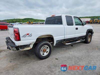 Trzecie zdjęcie samochodu z tyłu: 2005 CHEVROLET SILVERADO K2500 HEAVY DUTY VIN:1GCHK29U55E205483 - miniatura