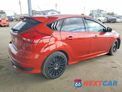 Trzecie zdjęcie samochodu z tyłu: 2018 FORD FOCUS ST VIN:1FADP3L95JL303824 - miniatura