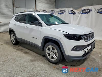 Czwarte zdjęcie samochodu z boku: 2023 JEEP COMPASS LATITUDE VIN:3C4NJDBN9PT561913 - miniatura