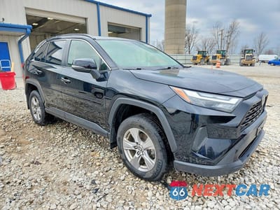 Czwarte zdjęcie samochodu z boku: 2022 TOYOTA RAV4 HYBRID XLE VIN:JTMRWRFV7ND137790 - miniatura