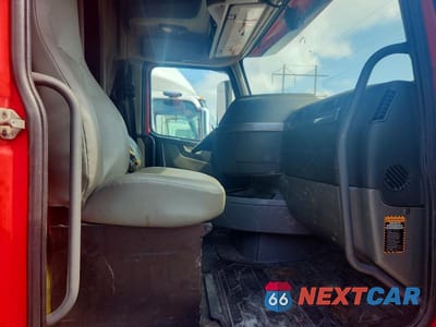 Piąte zdjęcie samochodu w środku: 2019 VOLVO VNL SEMI TRUCK VIN:4V4NC9EH9KN899323 - miniatura