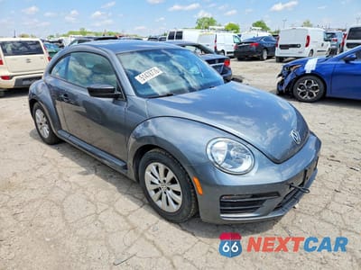 Czwarte zdjęcie samochodu z boku: 2017 VOLKSWAGEN BEETLE 1.8T VIN:3VWF17AT2HM608004 - miniatura