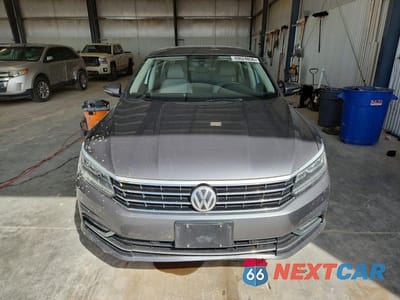 Piąte zdjęcie samochodu w środku: 2017 VOLKSWAGEN PASSAT SE VIN:1VWGT7A37HC004755 - miniatura