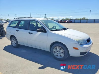 Czwarte zdjęcie samochodu z boku: 2006 FORD FOCUS VIN:1FAFP36N16W254824 - miniatura