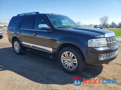 Czwarte zdjęcie samochodu z boku: 2013 LINCOLN NAVIGATOR VIN:5LMJJ2J5XDEL05045 - miniatura