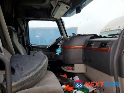 Piąte zdjęcie samochodu w środku: 2009 VOLVO VNL SEMI TRUCK VIN:4V4NC9EJ99N281657 - miniatura