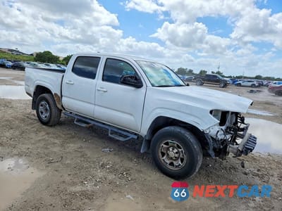 Czwarte zdjęcie samochodu z boku: 2018 TOYOTA TACOMA SR VIN:5TFAX5GN7JX105853 - miniatura