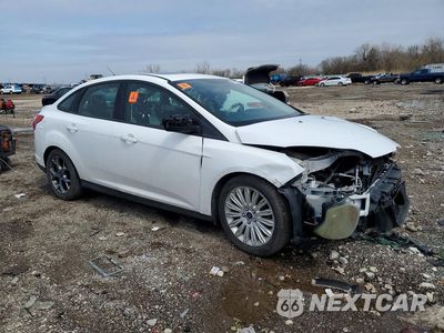 Czwarte zdjęcie samochodu z boku: 2014 FORD FOCUS SE VIN:1FADP3F2XEL241101 - miniatura
