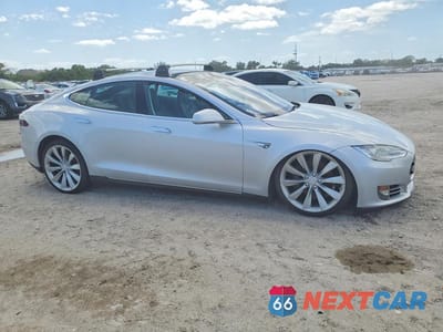 Czwarte zdjęcie samochodu z boku: 2013 TESLA MODEL S VIN:5YJSA1CN4DFP04115 - miniatura