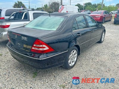 Czwarte zdjęcie samochodu z boku: 2005 MERCEDES-BENZ C 240 VIN:WDBRF61J45A656685 - miniatura