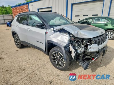 Czwarte zdjęcie samochodu z boku: 2025 JEEP COMPASS TRAILHAWK VIN:3C4NJDDN5ST543589 - miniatura