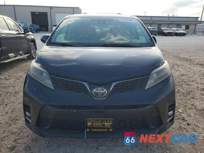 Piąte zdjęcie samochodu w środku: 2018 TOYOTA SIENNA SE 8-PASSENGER VIN:5TDXZ3DCXJS916130 - miniatura