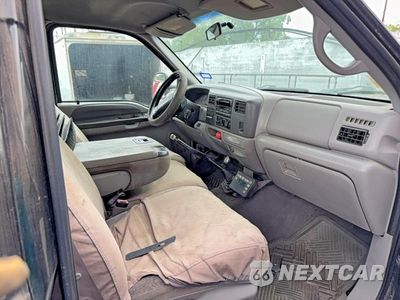 Piąte zdjęcie samochodu w środku: 2000 FORD F550 SUPER DUTY VIN:1FDAF56F0YEA67204 - miniatura