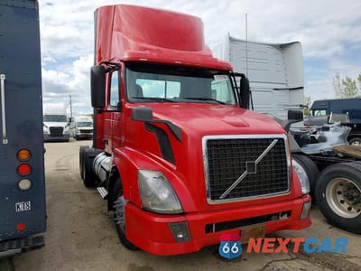 2015 VOLVO VN VNL 4V4N99EH4FN926223 - główne zdjęcie licytacji z USA - miniatura