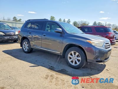 Czwarte zdjęcie samochodu z boku: 2013 TOYOTA HIGHLANDER BASE VIN:5TDBK3EH1DS202674 - miniatura