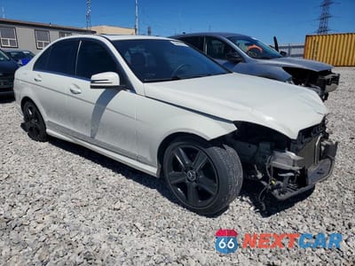 Czwarte zdjęcie samochodu z boku: 2010 MERCEDES-BENZ C 300 VIN:WDDGF5EB4AR087070 - miniatura