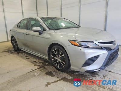 Czwarte zdjęcie samochodu z boku: 2018 TOYOTA CAMRY SE VIN:4T1B11HK4JU606831 - miniatura