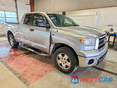 Czwarte zdjęcie samochodu z boku: 2010 TOYOTA TUNDRA DOUBLE CAB SR5 VIN:5TFUY5F1XAX158037 - miniatura