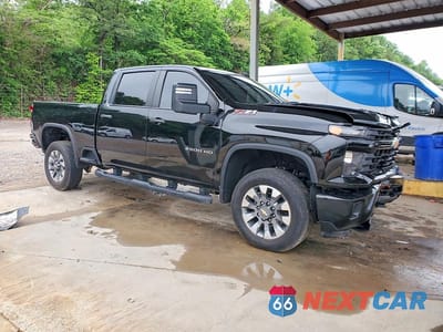 Czwarte zdjęcie samochodu z boku: 2024 CHEVROLET SILVERADO K2500 CUSTOM VIN:2GC4YME79R1161343 - miniatura