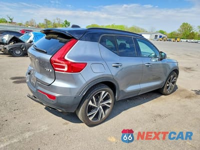 Trzecie zdjęcie samochodu z tyłu: 2019 VOLVO XC40 T5 R-DESIGN VIN:YV4162UM9K2117222 - miniatura
