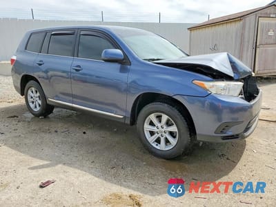 Czwarte zdjęcie samochodu z boku: 2013 TOYOTA HIGHLANDER BASE VIN:5TDZA3EH6DS034581 - miniatura