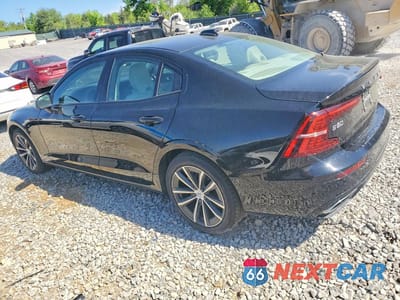 Drugie zdjęcie samochodu z przodu: 2022 VOLVO S60 B5 MOMENTUM VIN:7JRL12TZ3NG192059 - miniatura