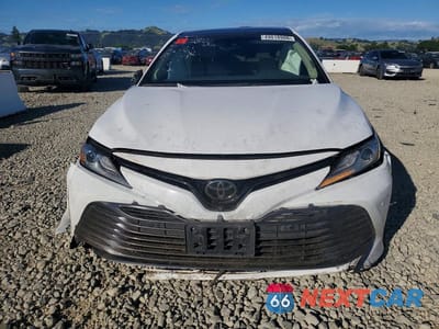 Piąte zdjęcie samochodu w środku: 2018 TOYOTA CAMRY XLE VIN:4T1B11HK9JU028984 - miniatura