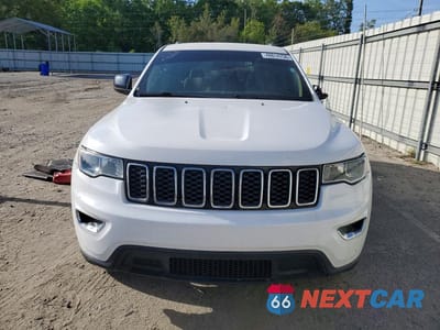Piąte zdjęcie samochodu w środku: 2017 JEEP GRAND CHEROKEE LAREDO VIN:1C4RJEAG1HC956076 - miniatura