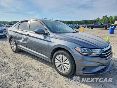 Czwarte zdjęcie samochodu z boku: 2019 VOLKSWAGEN JETTA S VIN:3VWC57BU1KM179864 - miniatura