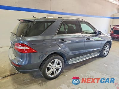 Trzecie zdjęcie samochodu z tyłu: 2015 MERCEDES-BENZ ML 350 4MATIC VIN:4JGDA5HB1FA596963 - miniatura