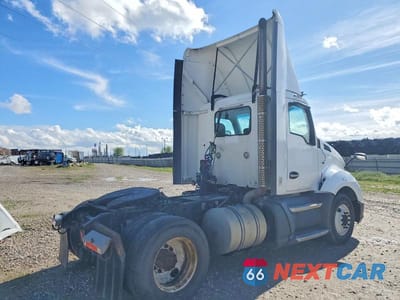 Czwarte zdjęcie samochodu z boku: 2016 KENWORTH T680 SEMI TRUCK VIN:1XKYA48X0GJ496516 - miniatura